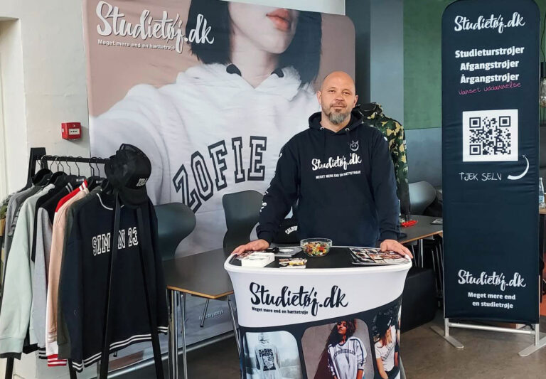 book et møde med studietøj